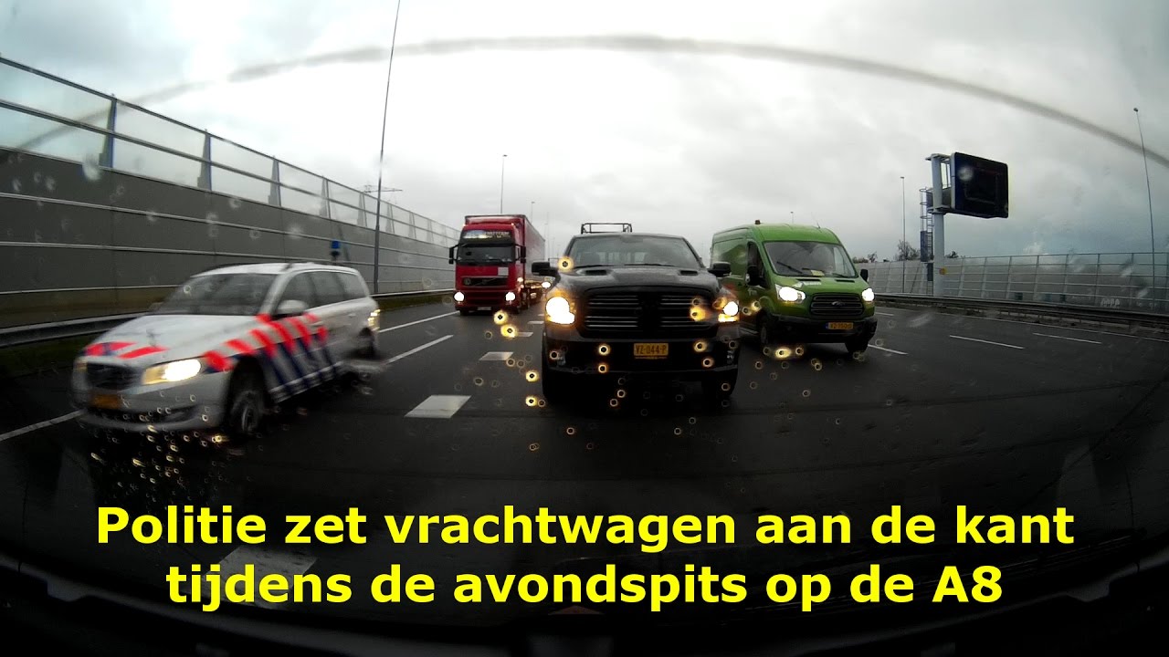 Politie zet vrachtwagen aan de kant tijdens de avondspits