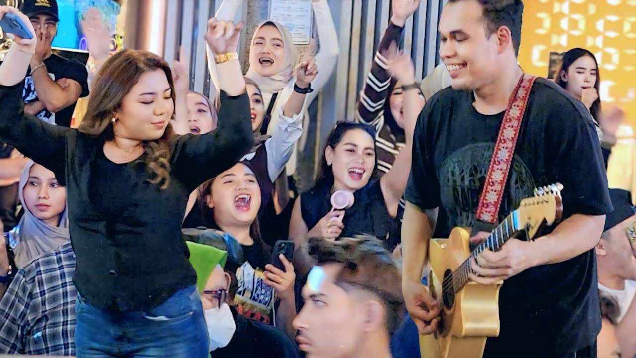 Meriah Suasana Memang Tak Rilek Penonton Dari Indonesia | Bila Bob Bawak lagu  Band Dari Seberang