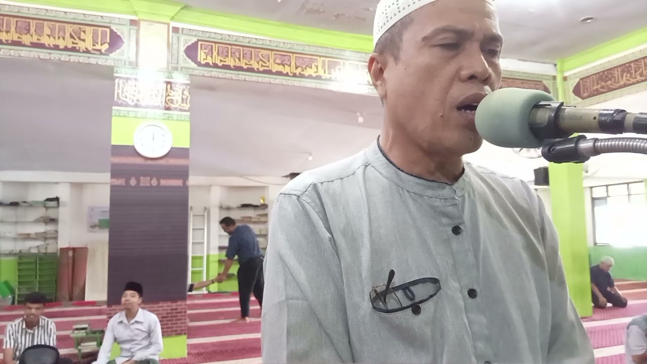 Adzan shalat Dzuhur di Mall Mandonga Kendari Sulawesi Tenggara