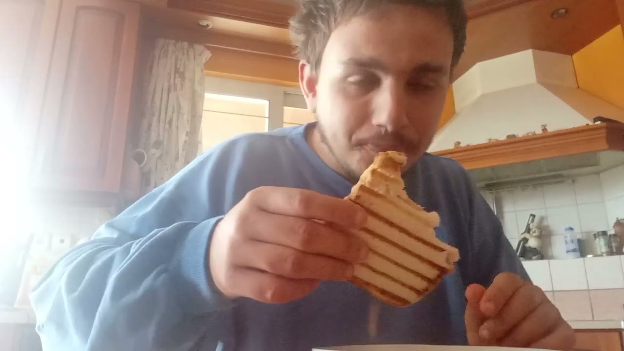 Τρώω ένα τοστακι και πίνω λίγο καφέ ελληνικό 