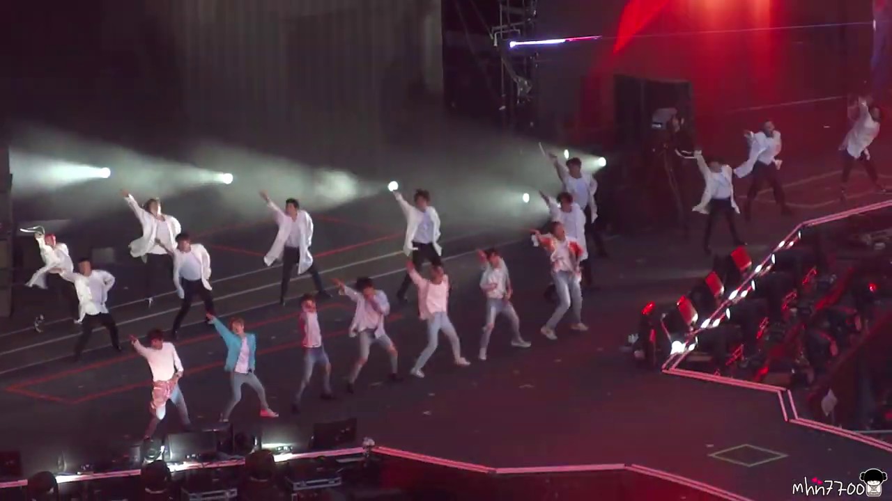 190608 BTS - Idol @ Stade de France (7/17)