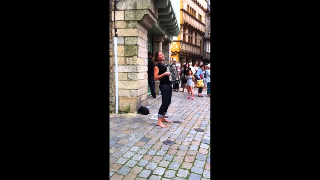 Une jeune fille qui chante avec son accordéon (2)