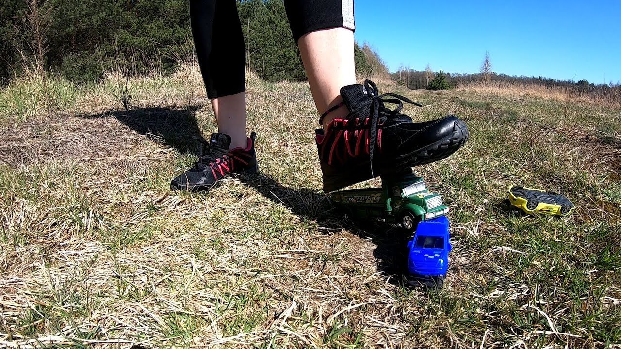 Sockless Sneakers Reebok Speedlux toys crushing part 2