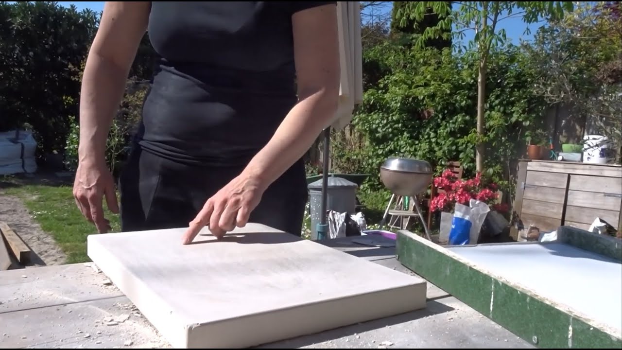 Zwembad randtegels maken van beton - Zelf tegels gieten in een mal