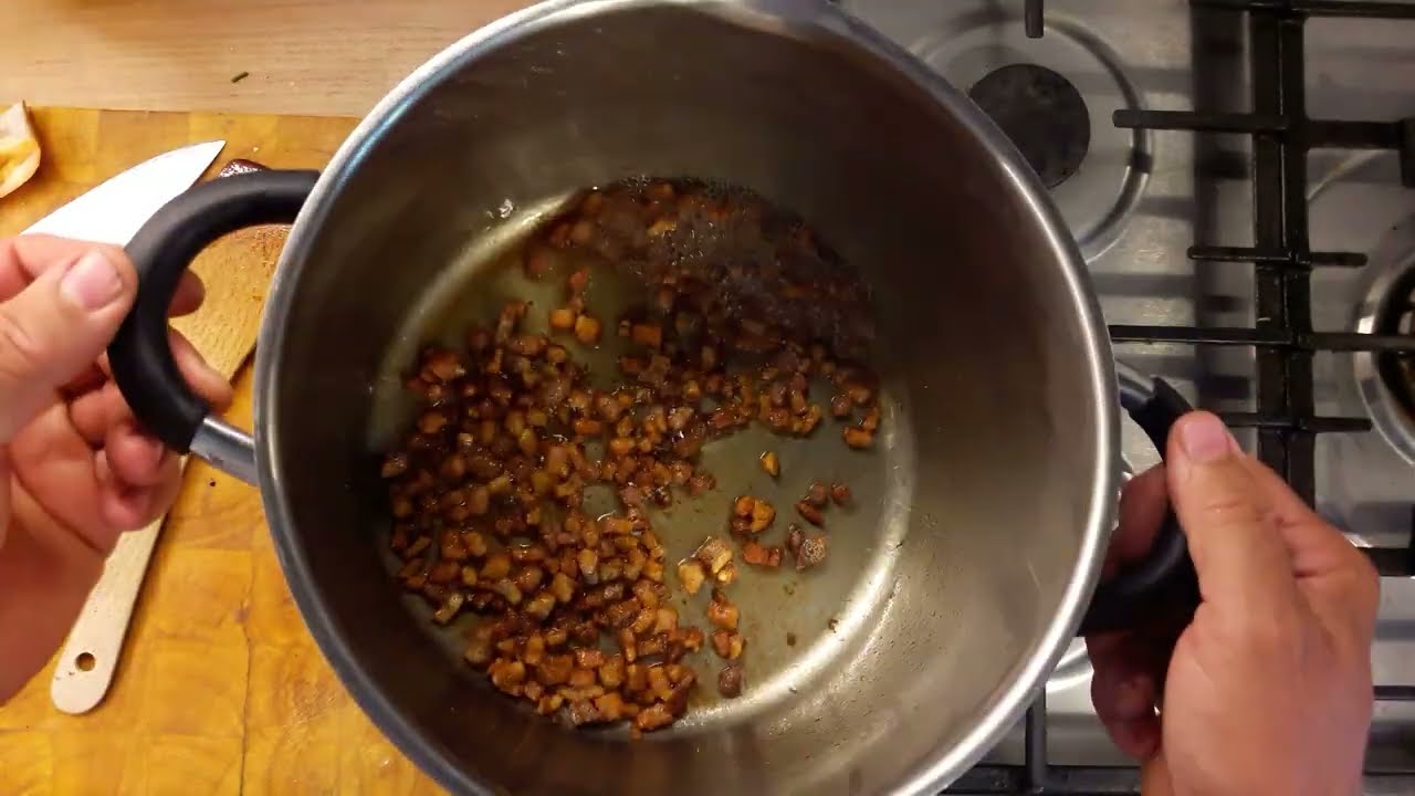 Tejfölös gombaleves jó sok húsos szalonnával ahogy én szeretem :-) egyszerű, kiadós és nagyon finom!