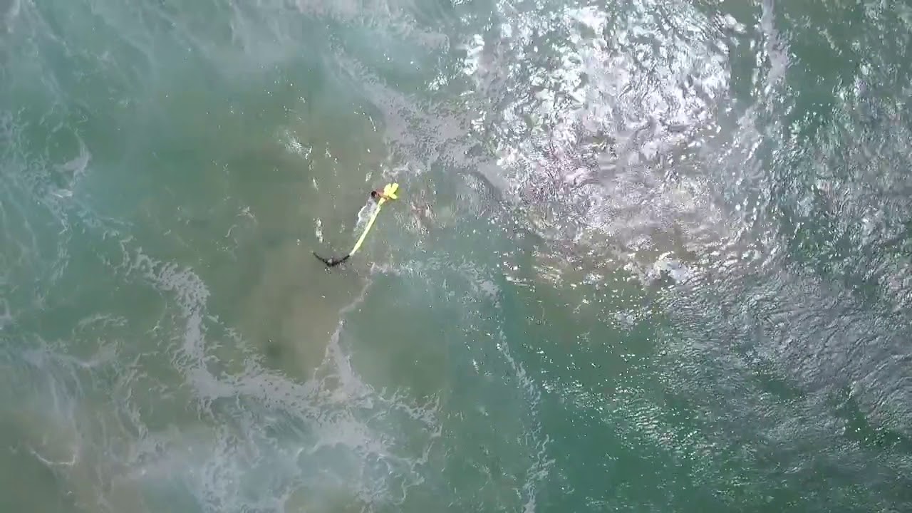 Dron permite rescate de surfistas atrapados en olas