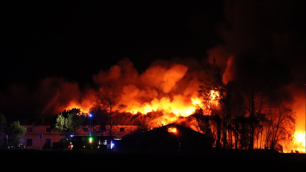 Kæmpe flammehav ved voldsom brand nær Slangerup natten til Fredag d 25/4-25