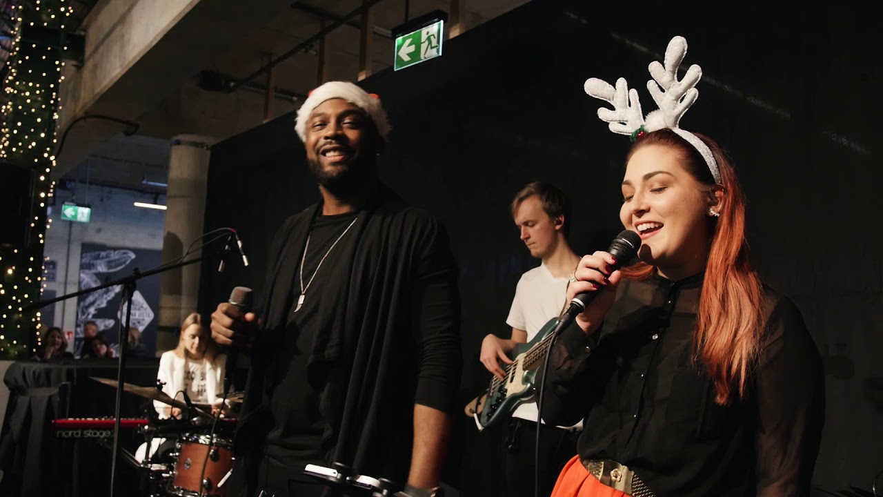 White Christmas by Brian Fentress w Hali Koszyki