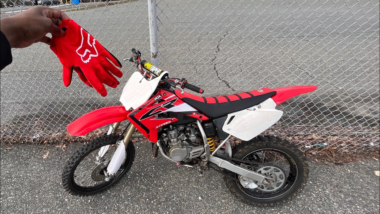 CR85 TWO STROKE￼  BIGWHEEL WHEELIES THROUGH THE CITY!
