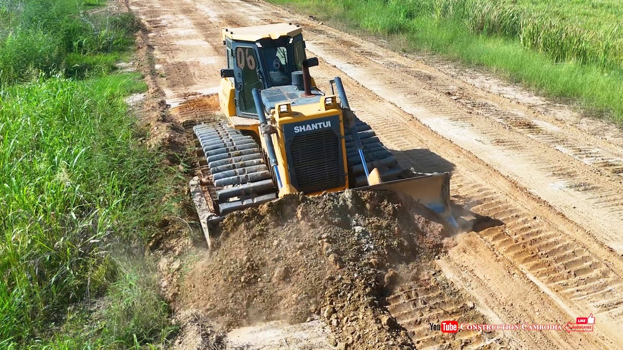 Technique Shantui DH17c2 bulldozer operator is very good at working to smooth roads and pushing sand