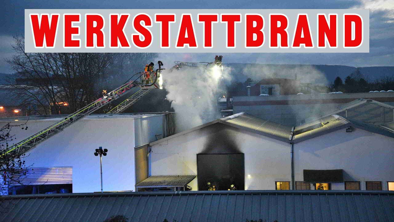 Werkstatt und Autos stehen in Mannheim in Flammen
