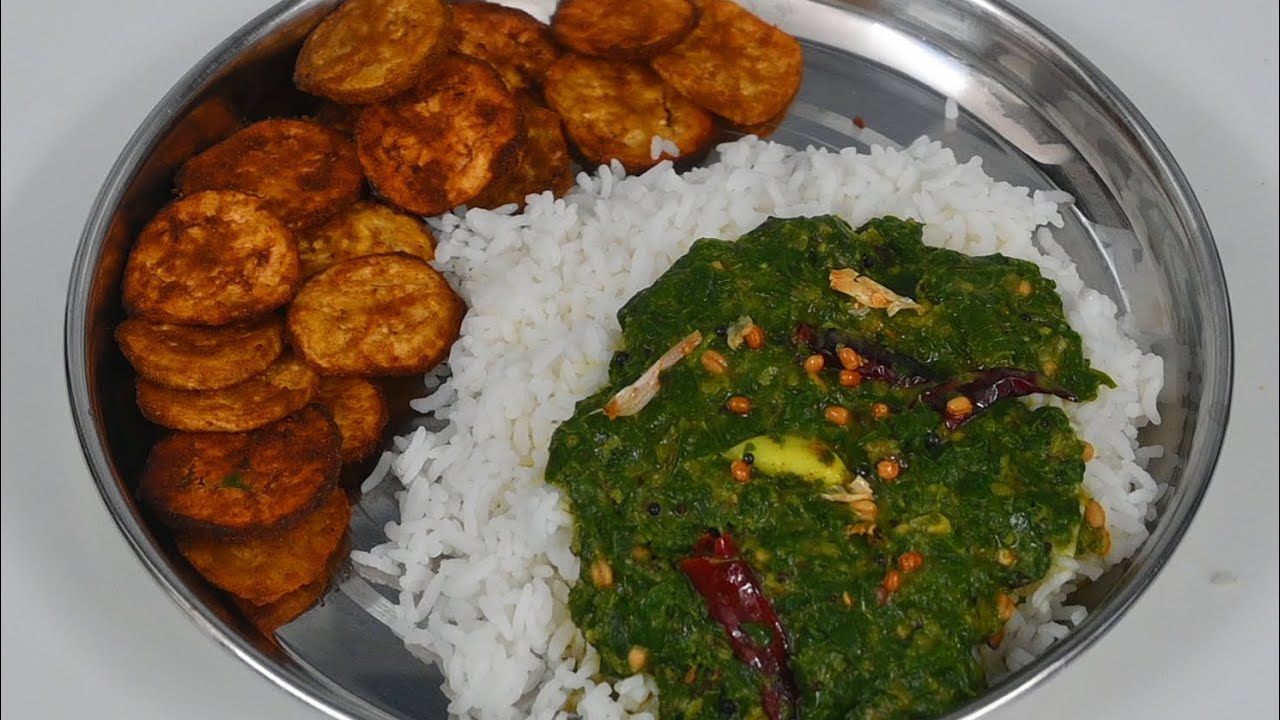 இரும்பு சத்து நிறைந்த முறுங்கை கீரை கடையிலும், வாழைக்காய் வறுவலுவும்