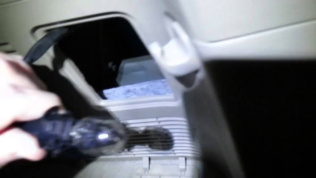 Replacing the Tail Light Bulb on a 2008 Toyota Highlander Sport
