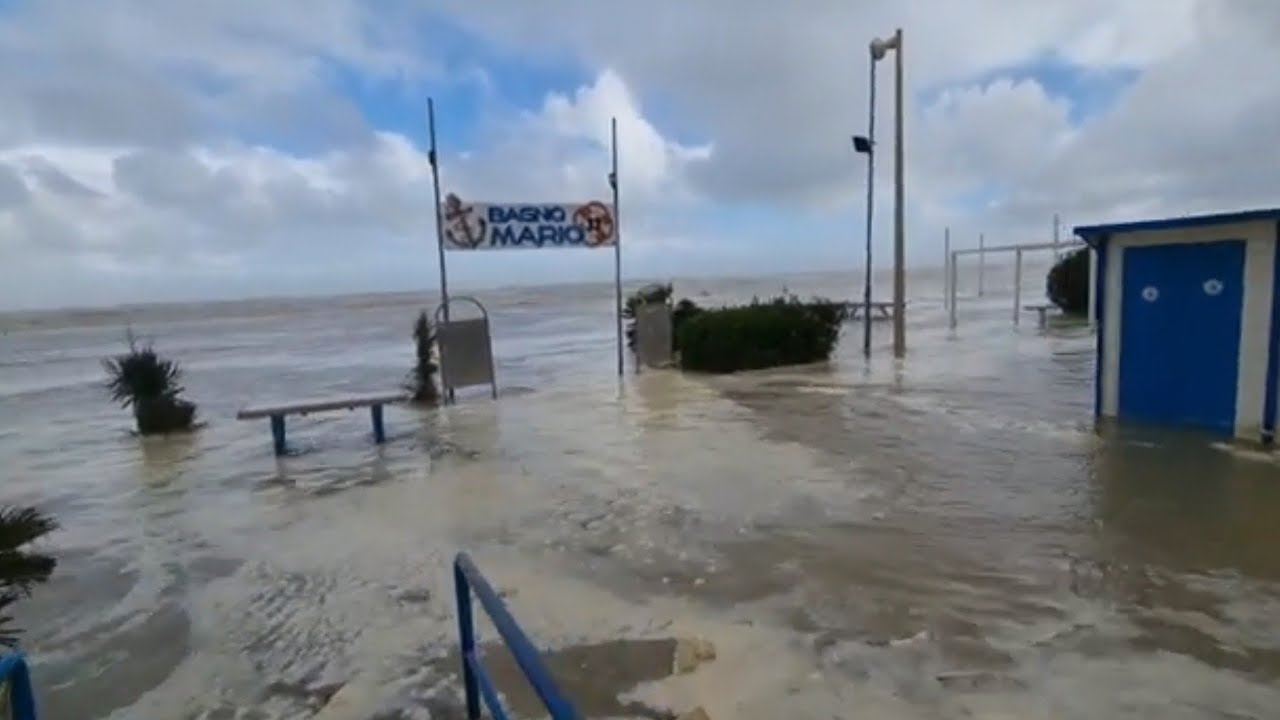 La spiaggia diventa mare.Un altra tempesta a Viserba.Storm Rimini Italy
