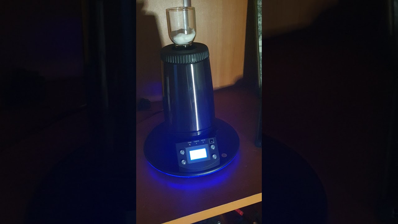Arizer Extreme Q aromadish with essential oil on piece of cotton