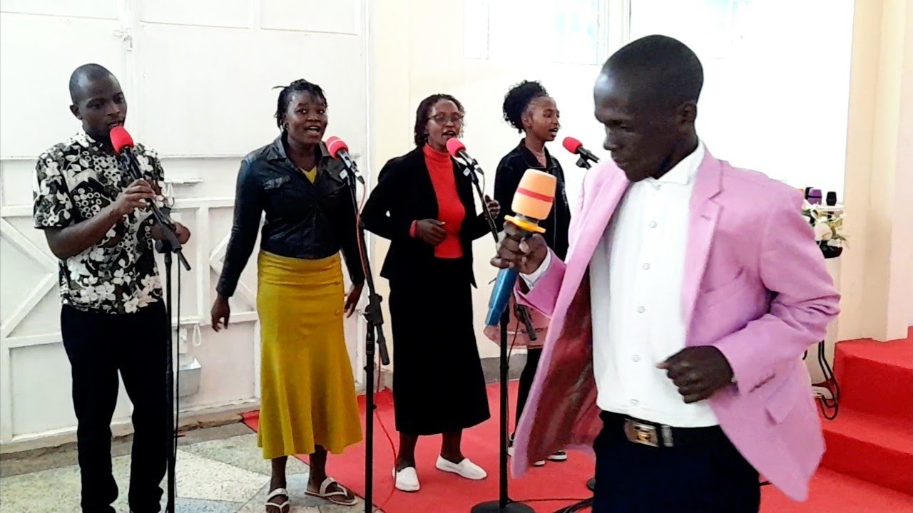 The Lion Of Judah Has Broken Every Chain, Has Given Me Power Hallelujah Day By Day || Praise Moments