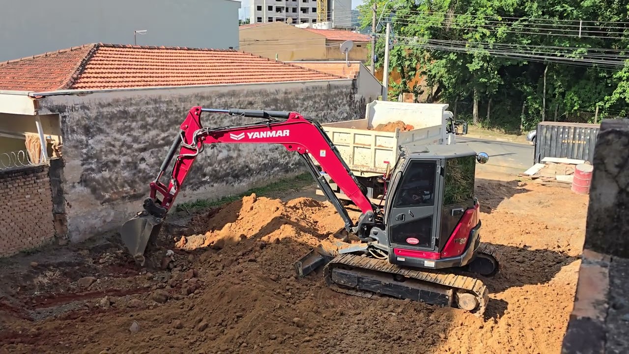 CARREGANDO CAMINHÃO COM MINI ESCAVADEIRA YANMAR VIO 80