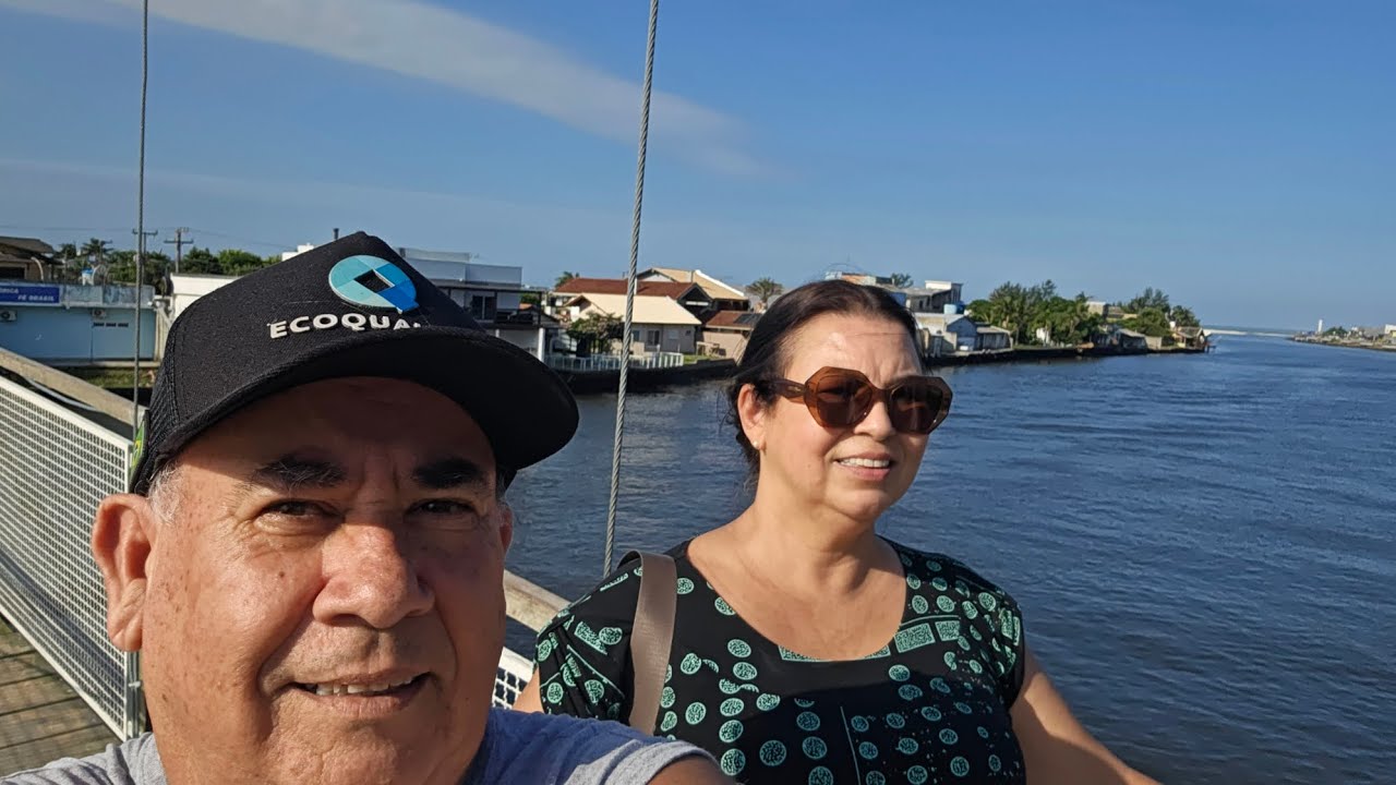Passeio de barco com os netos em família. 