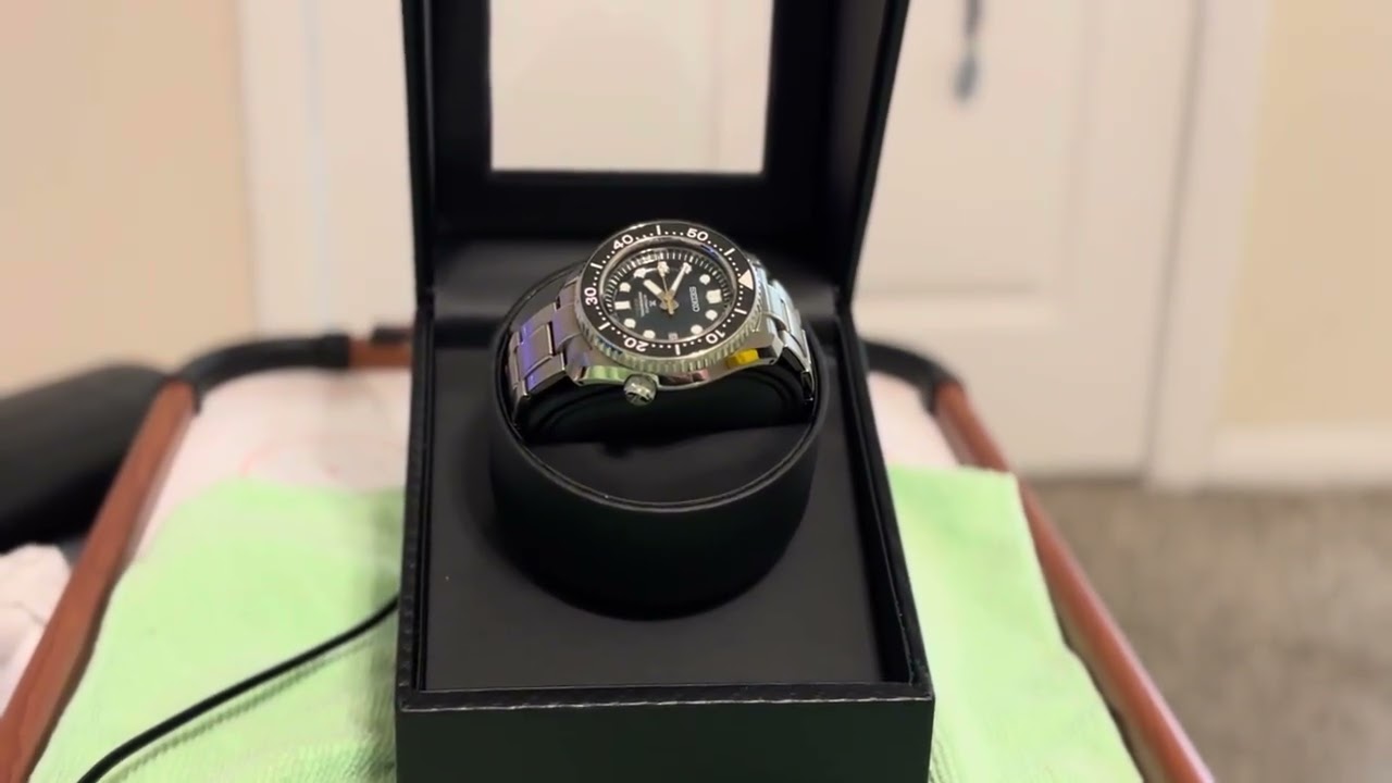 Newly acquired Una Mela watch winder from Amazon. 