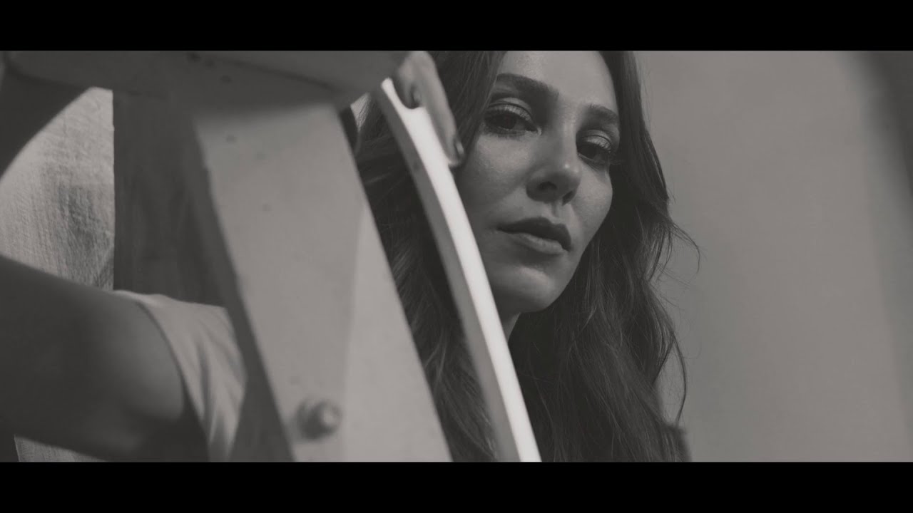 Elçin Sangu Backstage - L'Officiel Eylül