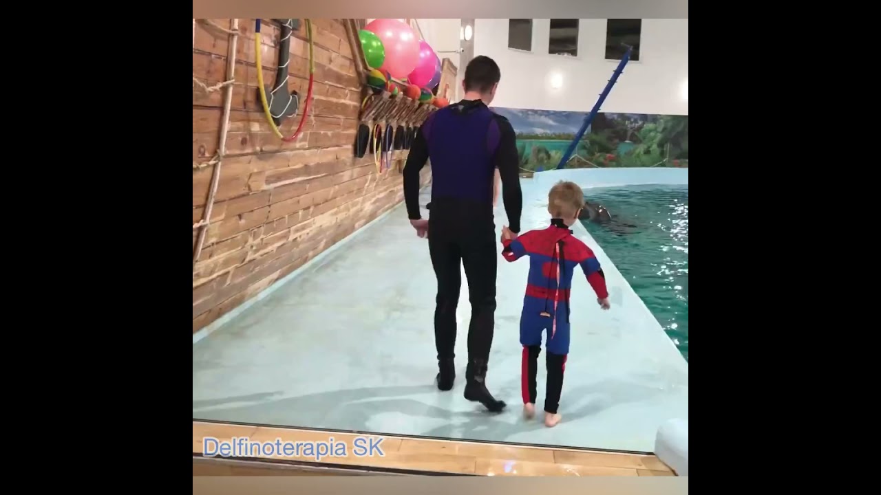 Príbeh:  pokroky Frederika po delfinoterapie.