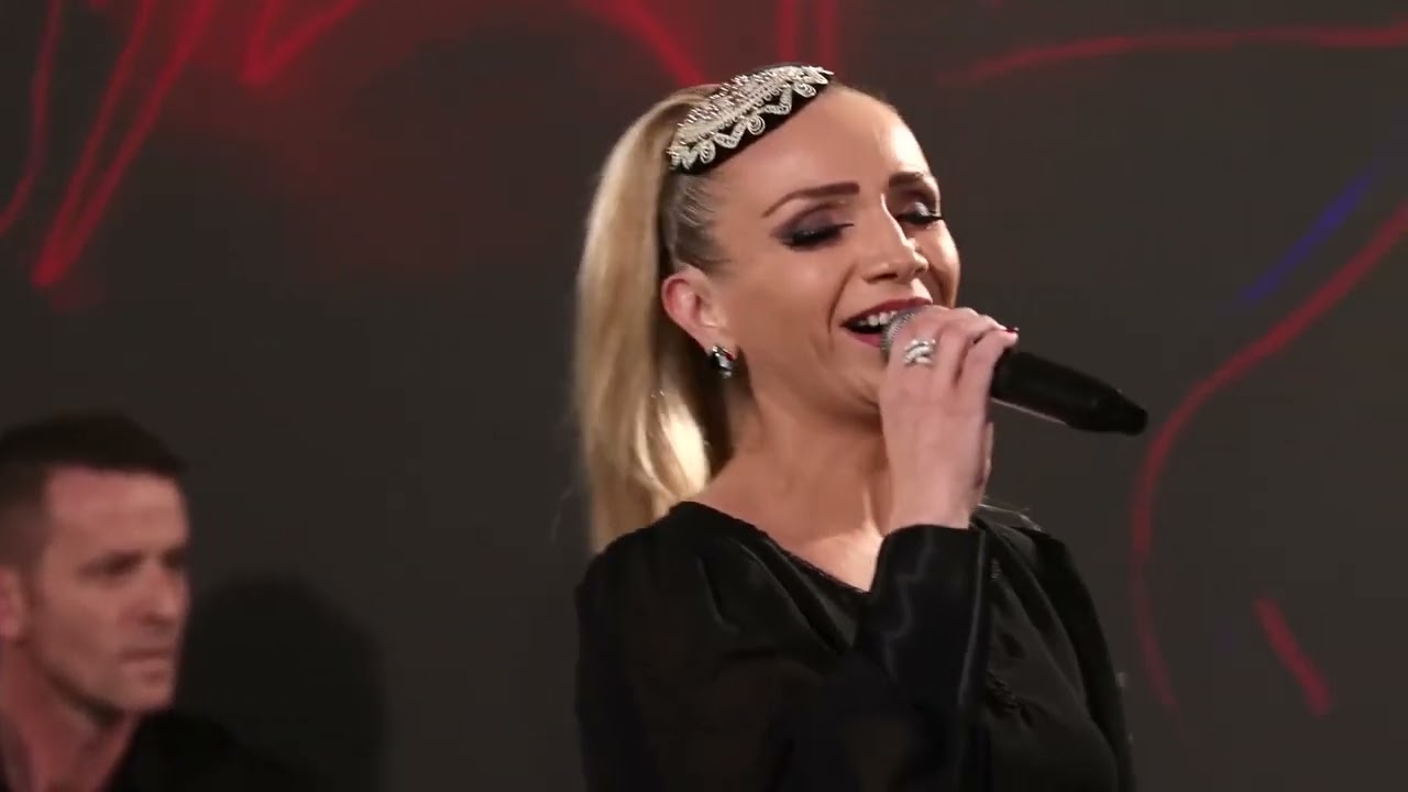 Linda Hakaj - Moshë e bukur kjo rinia - LIVE - Robi Plaket Kur Don Vet ( Gëzuar 2023)