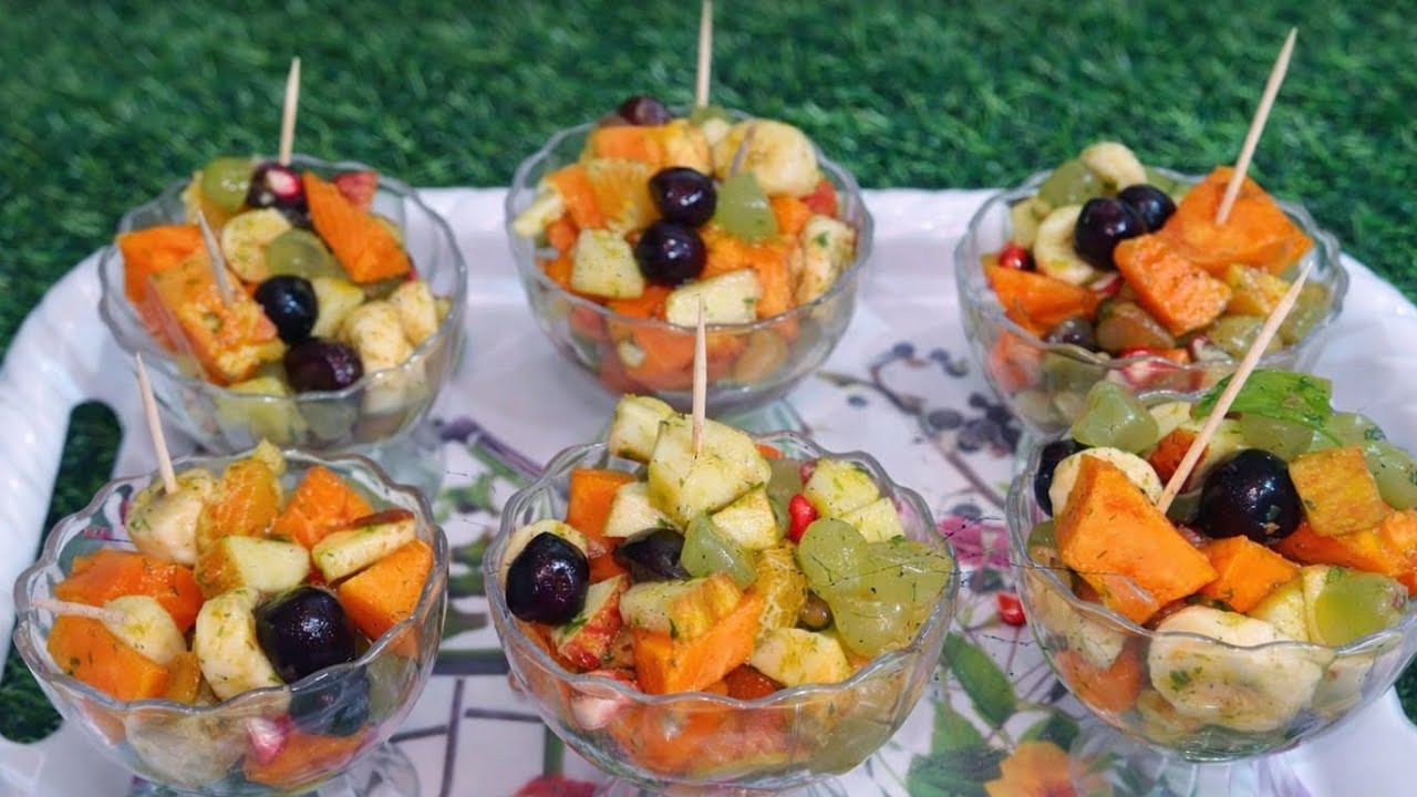 ताज़े फलों से बनी हेल्दी और टेस्टी फ्रूट चाट 🍎🍌🍊 जो स्वाद में भी लाजवाब और सेहत के लिए भी फायदेमंद।