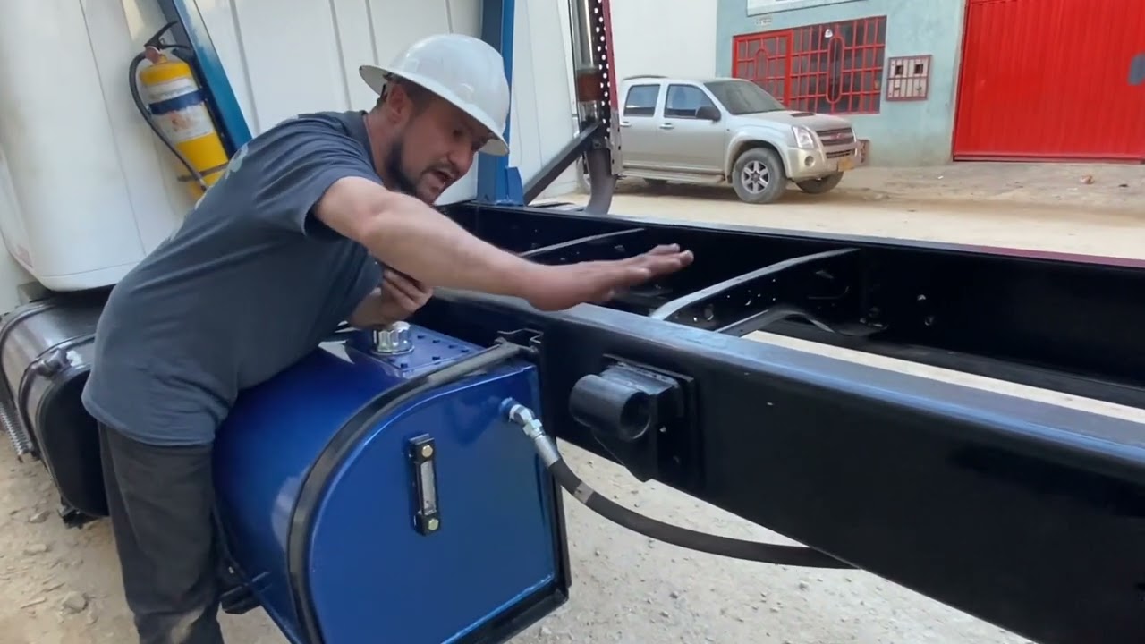 Fabricación de grúa hidráulica en nuestra empresa Franco Tecnirremolques ampóllenos suscribiéndose