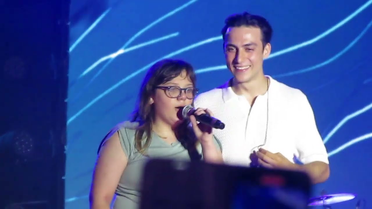 Matteo Paolillo canta 'O Mar For con una ragazza  Deejay on stage Riccione