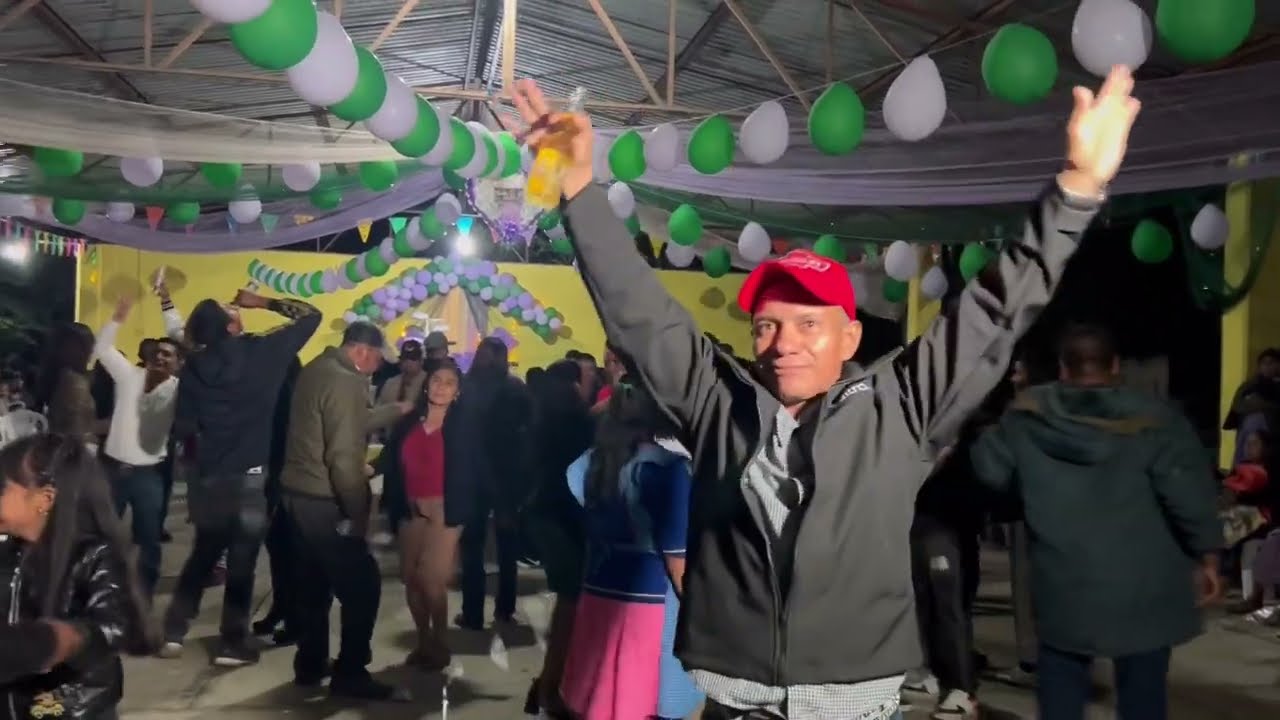Así de sabrosos se ponen los bailes en Anacleto Ramos, Jaltocan, Hidalgo.