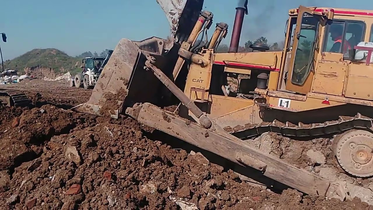Kamyon battı çıkartırken dozerde battı.