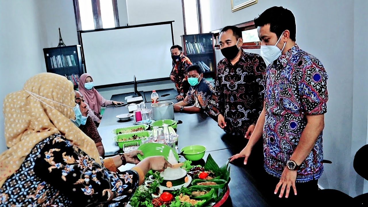 TUMPENG SUKURAN KEMENANGAN PENGACARA NDESO