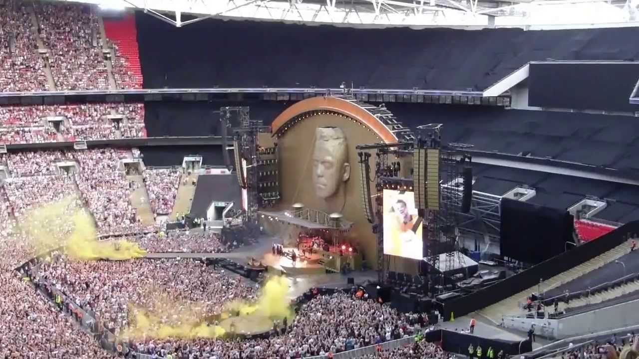 Robbie Williams, live at Wembley, 2013. june 30. : Intro/Let me entertain you