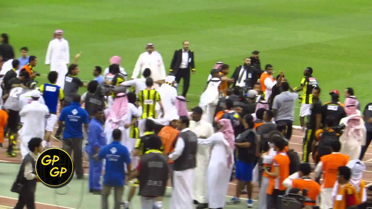 احتفال نمور الاتحاد مع الرابطة والجمهور فى الملعب بعد الفوز بكاس الملك 2013