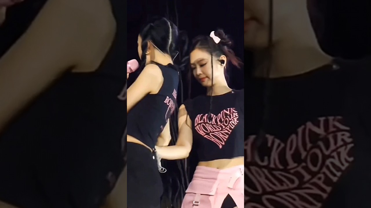 Ternyata bukan cuman di stage doang, di backstage juga suka megang perut jisoo unnie 