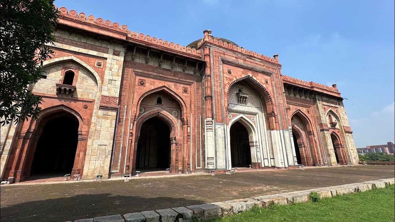 Wnętrze meczetu Qila-i-Kuhna w Purana Qila w Delhi