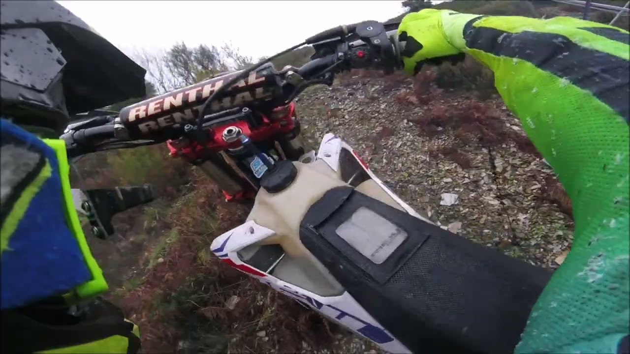 Rieju Agn, com piloto Husky Sá...