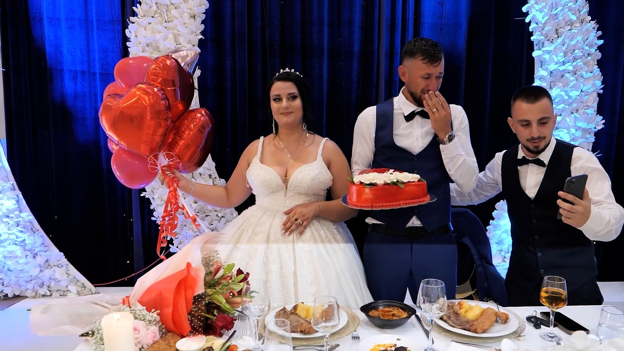 Emocionohet  çifti i ri nga dhuratat qe merr ne dasmen e tyre