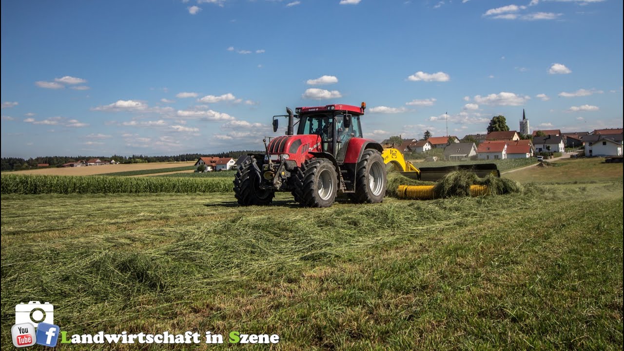 Gr&uuml;nfutterernte mit einem Roc Bandschwader im sch&ouml;nen Niederbayern