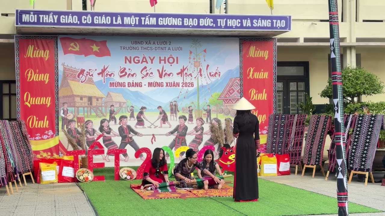 Nghệ nhân giới thiệu và hướng dẫn nghề Dệt Zèng - Trường THCS-DTNT A Lưới
