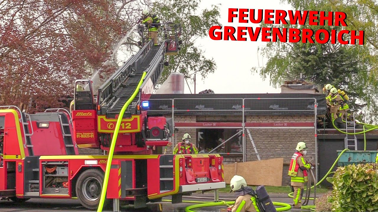 [DACH EINES BUNGALOWS BRANNTE] - Umfangreiche Nachlöscharbeiten ~ Feuerwehr Grevenbroich im Einsatz