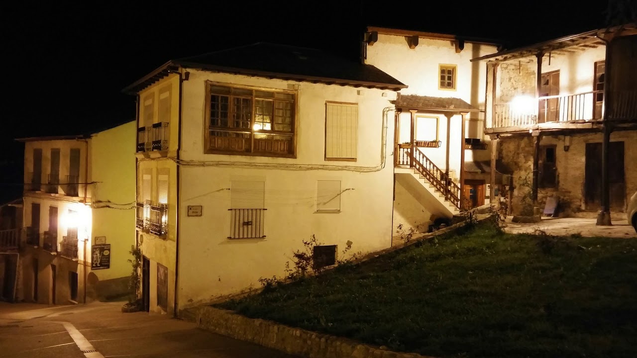 Villafranca del Bierzo   Paseo Nocturno  (HD)