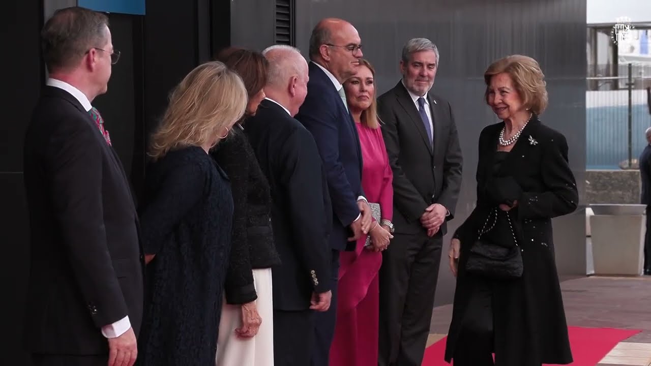 Entrega a Su Majestad la Reina Doña Sofía del “Premio Gorila 2024”