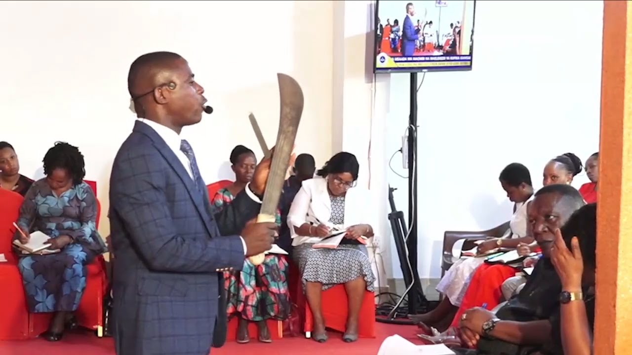 MCHUNGAJI AIBUA MAPYA, AINGIA NA PANGA KANISANI, WAUMINI WASHANGAA 