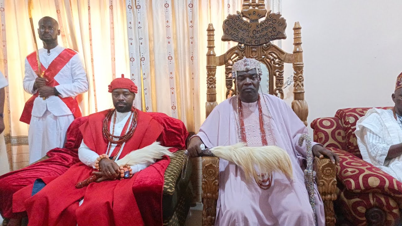 The Olu of Warri kingdom, Ogiame Atuwatse III, visits the Palace of Dagburewe of Idowa kingdom . 