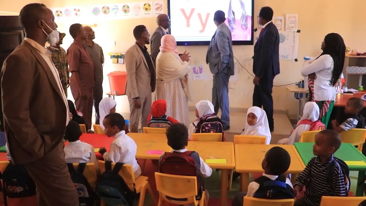 Wasiir ku xigeenka Wasaaradda Waxbarashada Somaliland oo kormeeray School-ladda Burco.