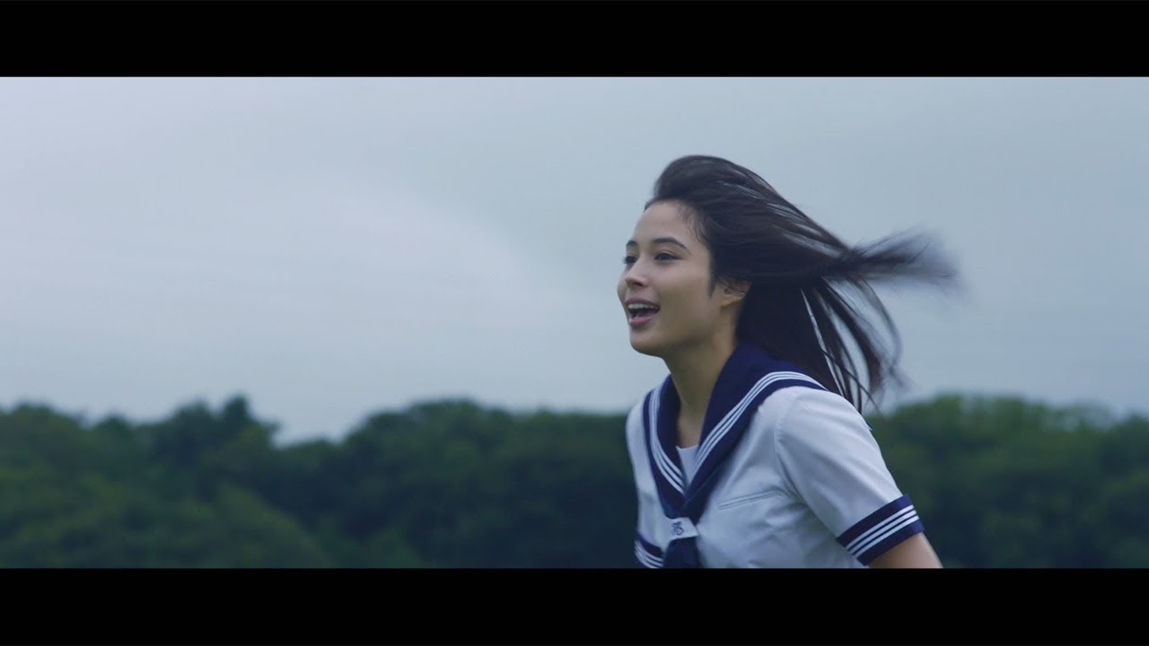 制服姿の広瀬アリス、自転車で“疾走”　映画「氷菓」主題歌「アイオライト」MVが公開
