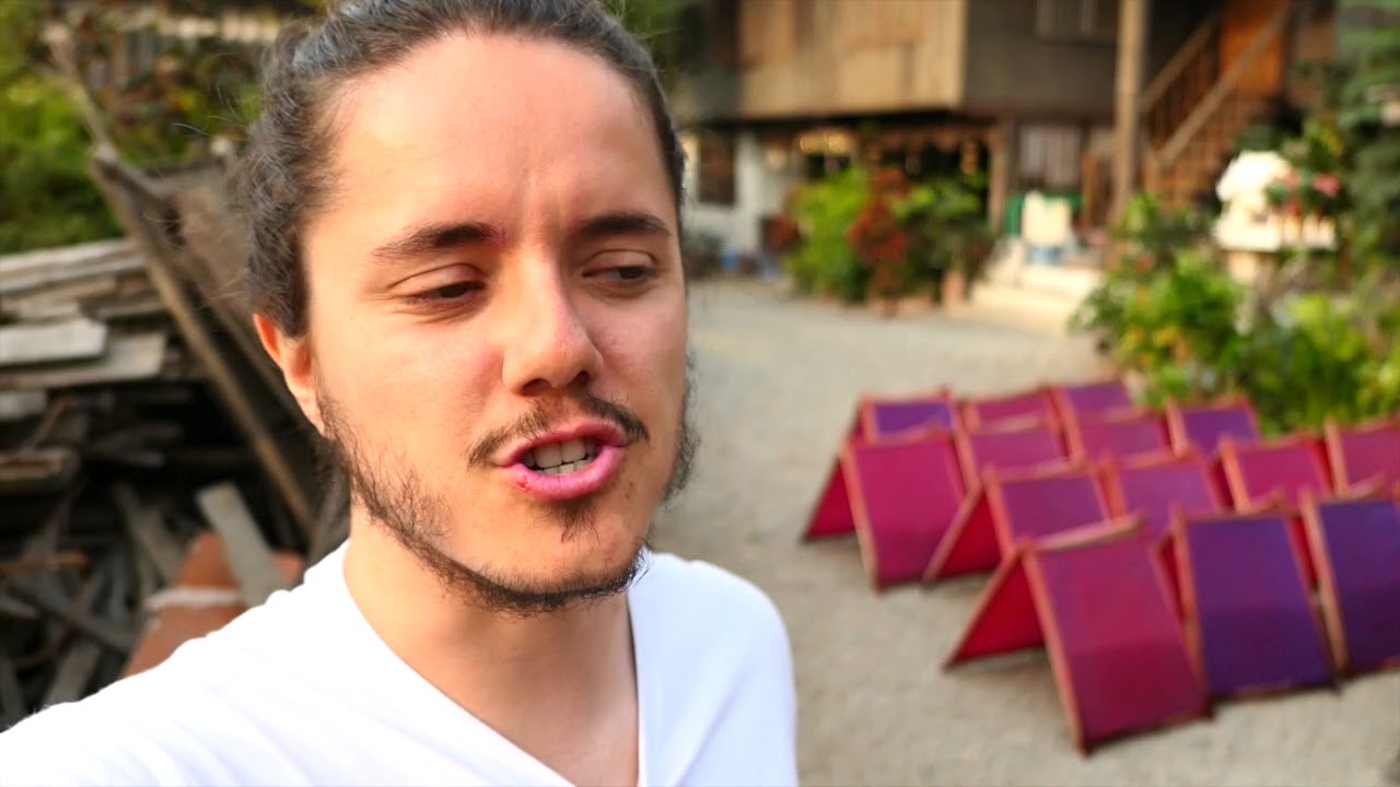 ragazzo entra in casa di thailandesi e