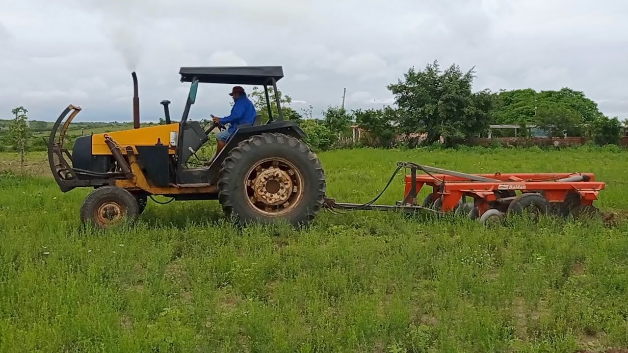 Trator valmet 880 passando a grade de 12 discos para o plantio do feijão no distrito do logradouro