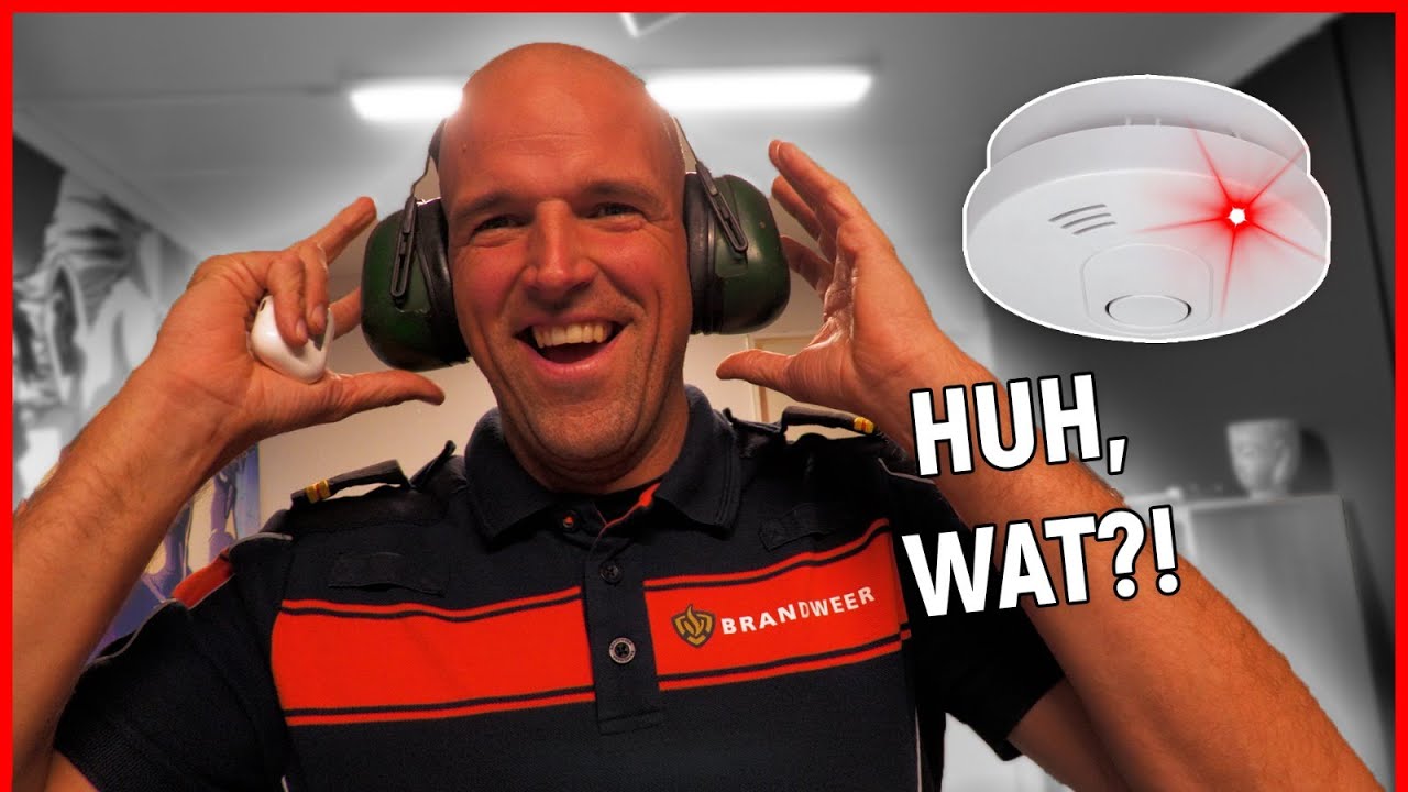 Een rookmelder voor doven en slechthorenden? Wij testen 't! | Brandweervloggers Rick & Richard